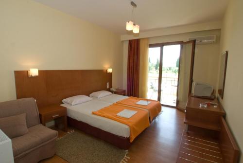 Postel nebo postele na pokoji v ubytování Zorbas Hotel
