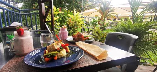 Makanan di atau berdekatan hotel