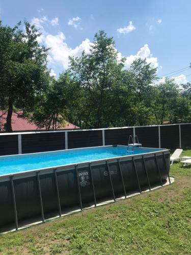 una grande piscina in un cortile alberato di Cottage RoKSa 2 a Slavske