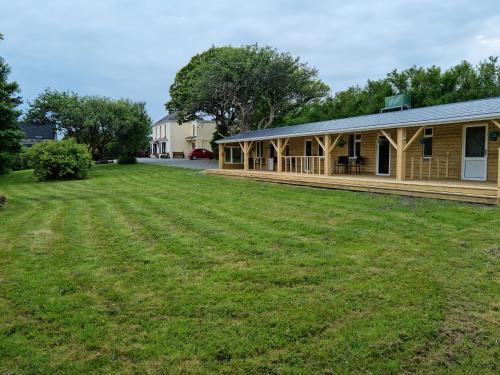 un gran patio frente a una casa en Bridge View House B&B and Restaurant, en Kilcrohane