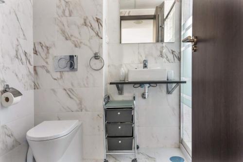 Koupelna v ubytování Fantastic 2 bedroom fully furnished modern apartment in walking distance to all amenities