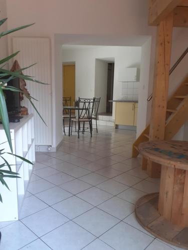 cocina y comedor con mesa y sillas en Appartement rez de chaussée avec terrasse et jardin, en Tence