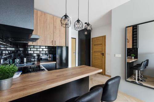 Кухня или мини-кухня в ApartHouse Fabryczna
