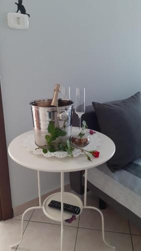 - une petite table avec un seau et des verres à vin dans l'établissement Fiori e farfalle apartment, à Caprarola
