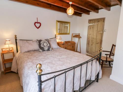 En eller flere senge i et værelse på Crooked Cottage