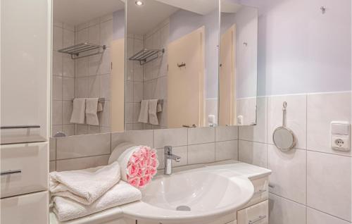Um banheiro em Beautiful Apartment In Timmendorfer Strand With Wifi