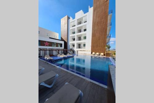 a swimming pool in front of a building at Nuevo departamento, excelente ubicación y muchas amenidades in Mazatlán