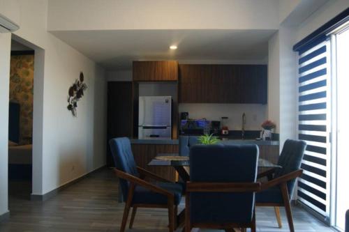 a kitchen and dining room with a table and chairs at Nuevo departamento, excelente ubicación y muchas amenidades in Mazatlán