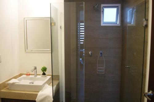 a bathroom with a sink and a shower with a sink at Nuevo departamento, excelente ubicación y muchas amenidades in Mazatlán
