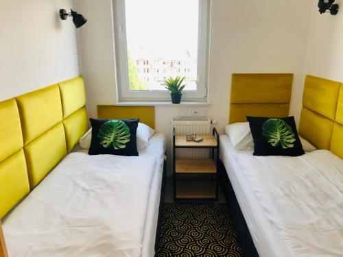 2 camas en una habitación pequeña con ventana en Stadium Apart Terrace en Varsovia