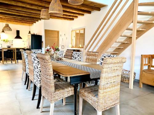 une salle à manger avec une longue table et des chaises dans l'établissement Aux 2 girouettes, à Merville