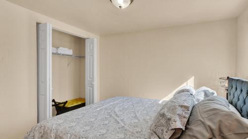 1 dormitorio con 1 cama y puerta abierta en Your Nest Away from Home, en Colorado Springs