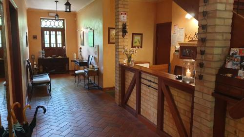 un hall avec un comptoir et des chaises dans un bâtiment dans l'établissement Villa Toskana, à Pogorzelica