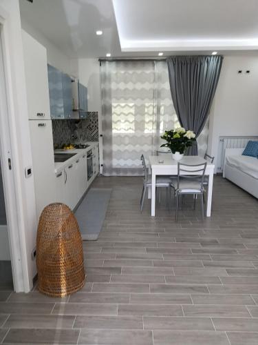 een keuken en een woonkamer met een tafel en stoelen bij Monolocale da Andrea in Custonaci