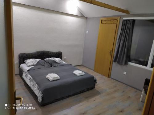 מיטה או מיטות בחדר ב-Lenilenii Bungalows