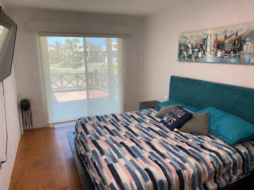 1 dormitorio con cama y ventana grande en Casa en Nuevo Altata con Alberca Privada, Villa del mar, en Altata