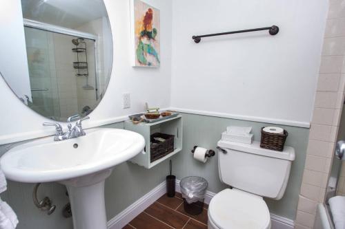 Un baño con lavabo, inodoro y espejo. en Sea Palm Condos 5E, en Fort Walton Beach
