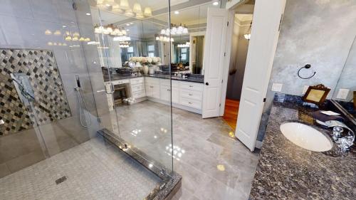 Phòng tắm tại Front Beach House