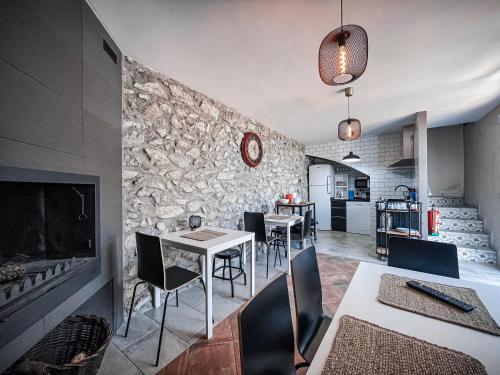 a kitchen and dining room with a stone wall at Casa Paseo Del Sauce in Cazorla