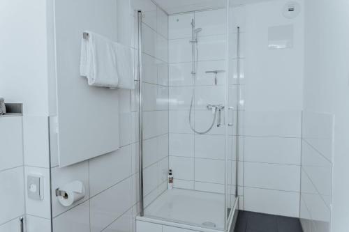 Et badeværelse på 2-Zimmer City Apartment 57m² mit King Size Bett und Küche