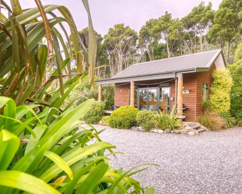 Paparoa Beach Hideaway with Hot Tubにある庭