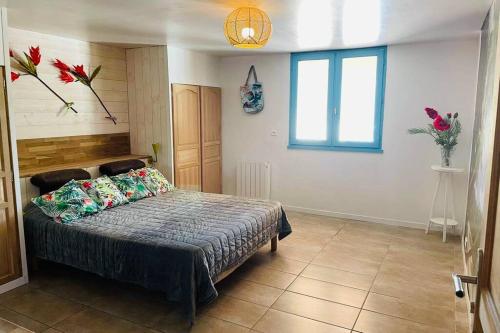 1 dormitorio con cama y ventana en Charmante maison avec jacuzzi, en Montazels