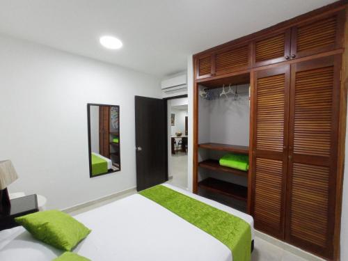 een slaapkamer met een bed en een kast bij APTO INTERIOR in Cartagena