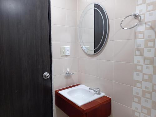 een badkamer met een wastafel en een spiegel bij APTO INTERIOR in Cartagena