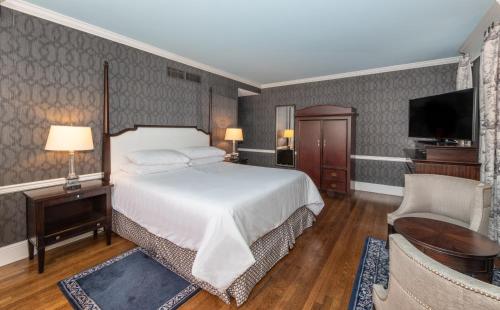 a hotel room with a bed and a television at Historic Inns of Annapolis in Annapolis