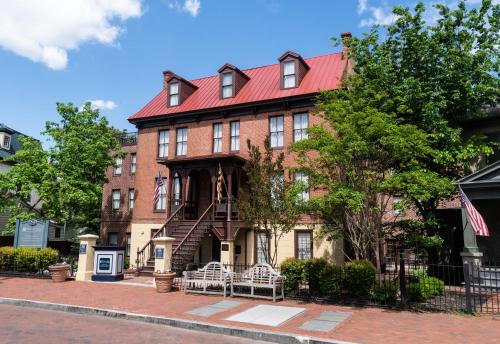 een groot bakstenen gebouw met een rood dak bij Historic Inns of Annapolis in Annapolis