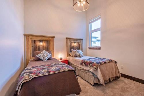 a bedroom with two beds and a window at Bear Lair at Teton Valley Idaho in Victor