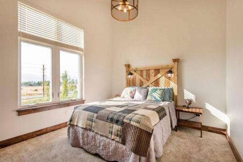 Un pat sau paturi într-o cameră la Bear Lair at Teton Valley Idaho