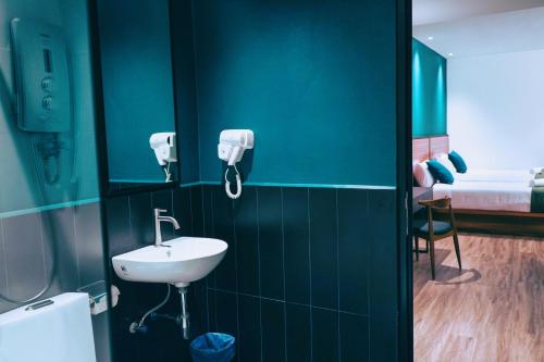 La salle de bains est pourvue d'un lavabo. dans l'établissement The Journey hotel, à George Town