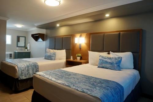 Posteľ alebo postele v izbe v ubytovaní Coastal Sands Inn