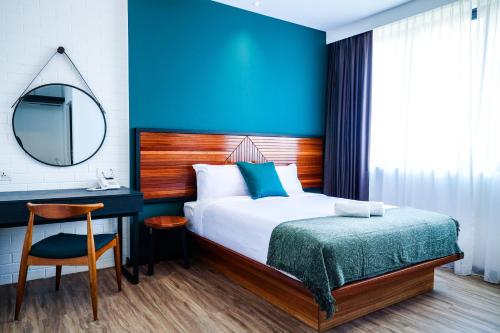 Postel nebo postele na pokoji v ubytování The Journey hotel