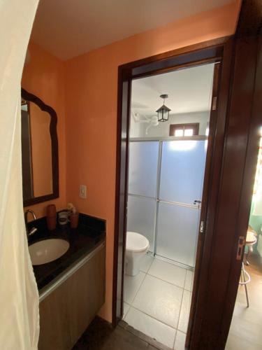a bathroom with a shower and a sink and a toilet at Chalé Charmoso em Bananeiras no condomínio exclusivo Serra Nevada in Bananeiras