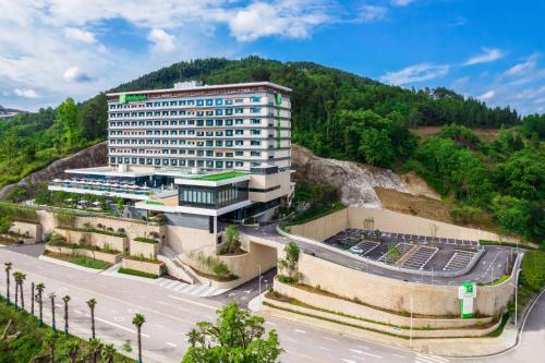 Nespecifikovaný výhled na hory nebo výhled na hory při pohledu z hotelu