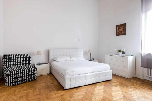 ボローニャにあるCavalieri's Grandの白いベッドルーム(白いベッド1台、椅子付)