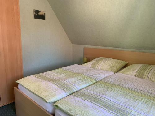 ein kleines Schlafzimmer mit zwei Betten darin in der Unterkunft Wiesenblick in Grube