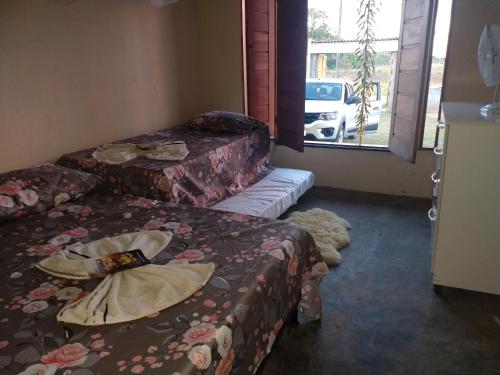 Zimmer mit 2 Betten und einem Fenster in der Unterkunft Casa da Lagoa Azul - Tambaquis - Abaís in Estância