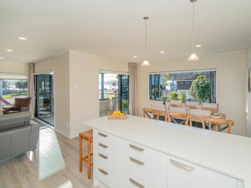 Χώρος καθιστικού στο Harbour View - Whangamata Holiday Home