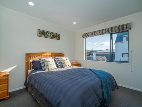 Harbour View - Whangamata Holiday Home tesisinde bir odada yatak veya yataklar