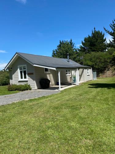 Galeriebild der Unterkunft Paratu Farm Cottage in a quiet rural setting. in  Waipukurau