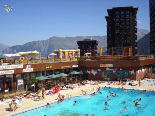 - un groupe de personnes dans une piscine d'un parc aquatique dans l'établissement F2 Le Corbier aux pieds des pistes, commerces et esf, au Corbier