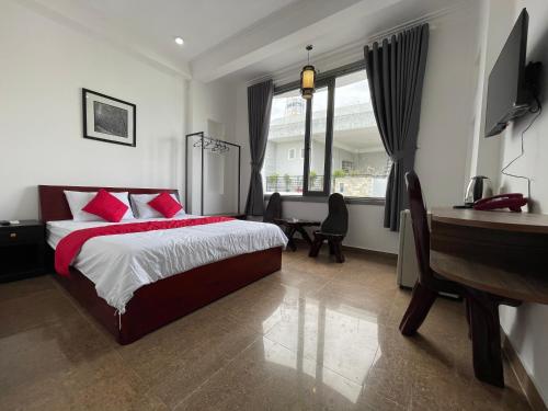 - une chambre avec un lit, un bureau et un piano dans l'établissement Senho Hotel, à Hô-Chi-Minh-Ville