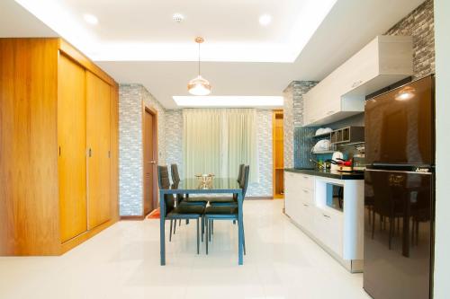 een keuken met een blauwe tafel en stoelen bij U-Home Private 80-86sqm adjustable 2bedrooms Wooden Decor 80平米 in Chiang Mai