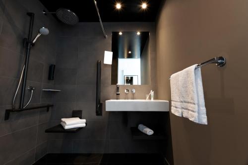 Kylpyhuone majoituspaikassa B&B HOTEL St Gallen