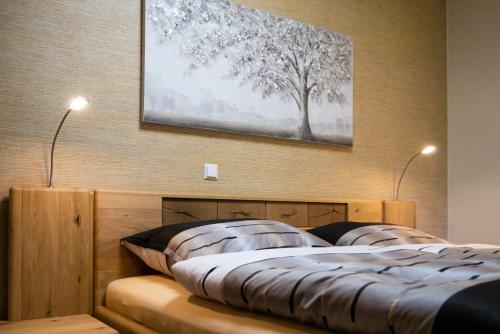 1 dormitorio con 2 camas y un cuadro en la pared en Wendenkoenighof en Kolonie