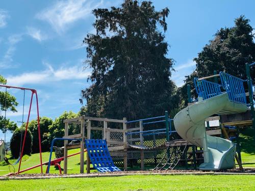 Herní místnost nebo prostor pro děti v ubytování Whanganui River Top 10 Holiday Park