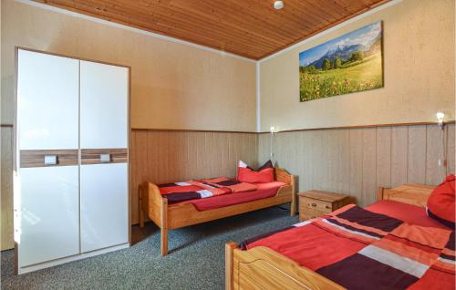 1 dormitorio con 2 camas y una falda en Amazing Home In Schorfheide With Kitchen, en Schorfheide